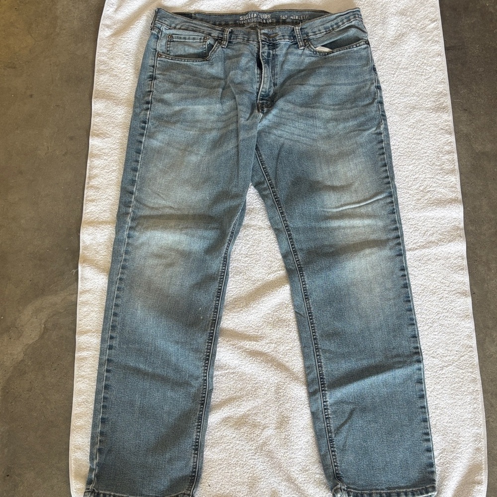 Levi’s Men's Light Blue Washed Jeans - Classic Fit